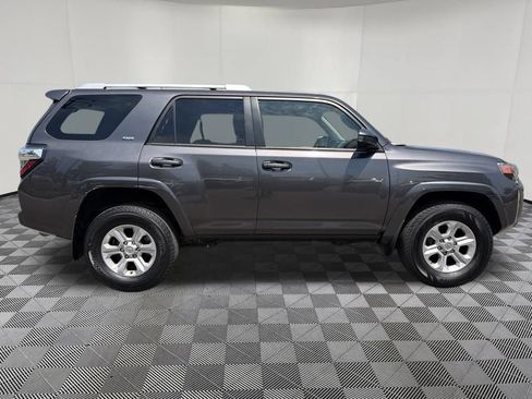 Used 2018 Toyota 4Runner SR5 AWD/4WD image 10