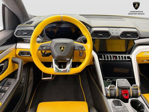 Used 2022 Lamborghini Urus AWD/4WD image 40