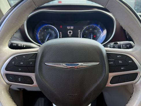 Used 2020 Chrysler Pacifica Limited image 19
