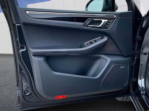 Used 2024 Porsche Macan Turbo image 19