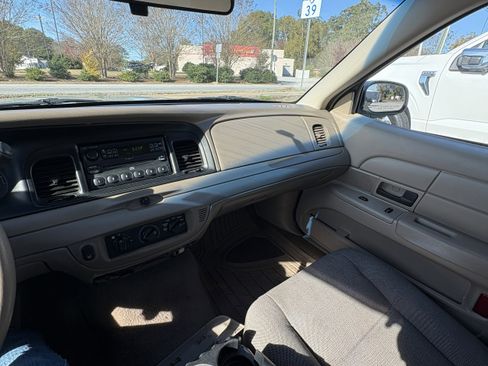 Used 2004 Ford Crown Victoria Police Interceptor image 13