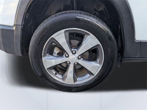 Used 2019 Jeep Cherokee Limited image 12