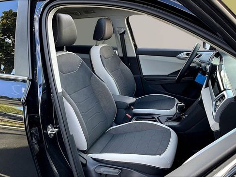 New 2026 Volkswagen Taos SE image 28