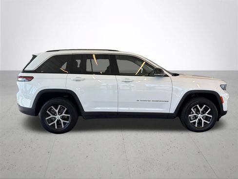 Used 2023 Jeep Grand Cherokee Limited w/ Trailer Tow Prep Group (B) AWD/4WD image 6