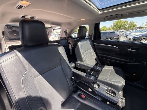 Used 2017 Toyota Highlander Limited Platinum AWD/4WD image 23