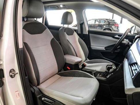 Used 2023 Volkswagen Taos SE w/ Panoramic Sunroof Package image 30