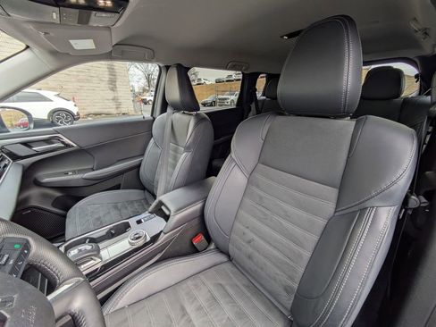 Used 2025 Mitsubishi Outlander SE image 22