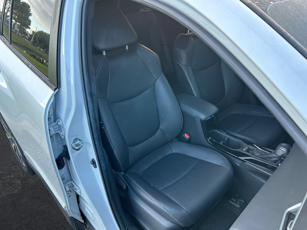 Used 2023 Toyota Corolla Cross XLE AWD/4WD image 32