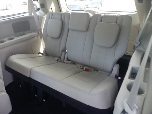Used 2012 Chrysler Town & Country Touring-L w/ Driver Convenience Group FWD image 12