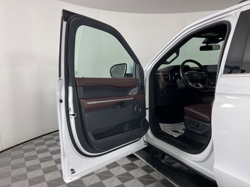 Used 2024 Ford Expedition Limited RWD image 17