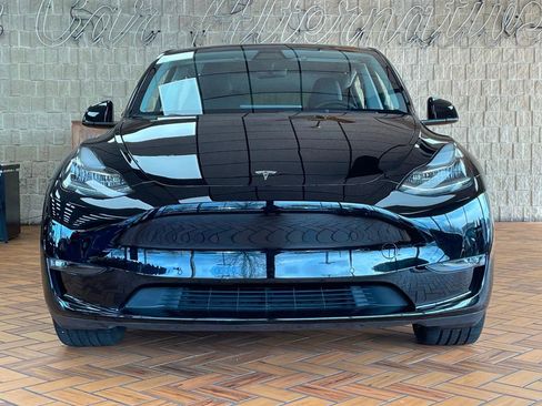 Used 2022 Tesla Model Y Long Range image 3