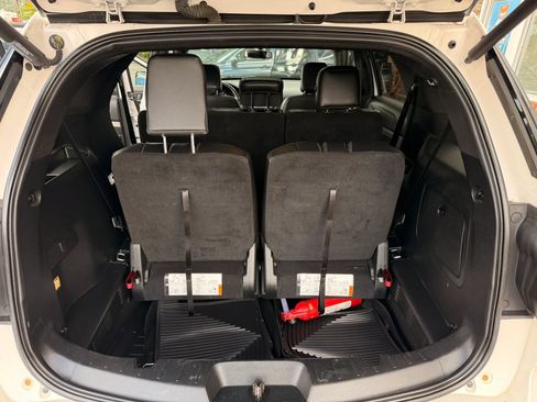 Used 2018 Ford Explorer XLT w/ Equipment Group 202A AWD/4WD image 10