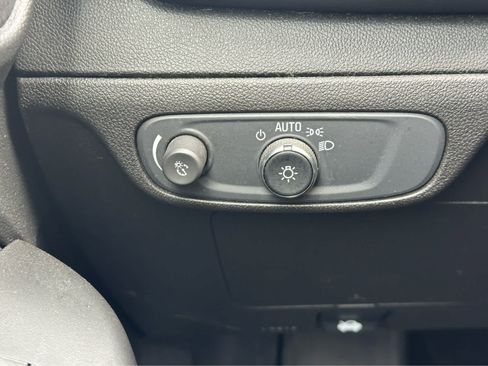 Used 2022 Chevrolet Bolt EUV LT w/ Convenience Package FWD image 18
