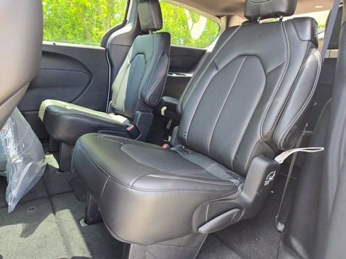 New 2027 Chrysler Pacifica Select FWD image 19