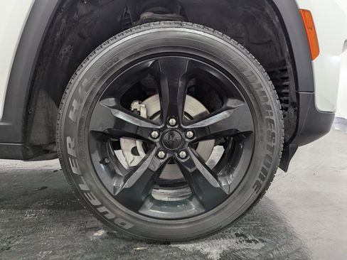 Used 2024 Jeep Grand Cherokee Altitude image 6