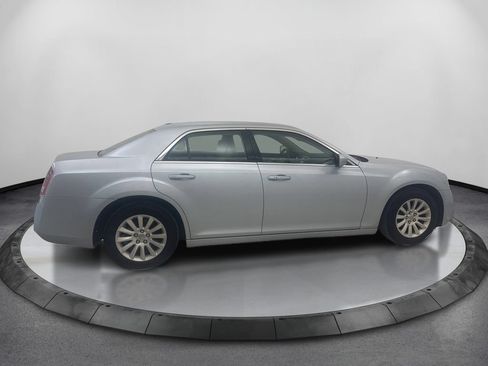 Used 2013 Chrysler 300 RWD image 4