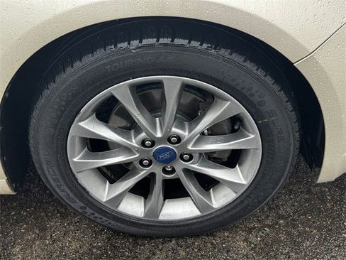 Used 2017 Ford Fusion SE w/ Fusion SE Technology Package image 9