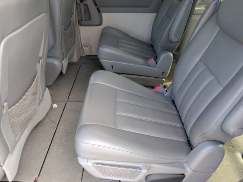 Used 2010 Chrysler Town & Country Touring FWD image 7