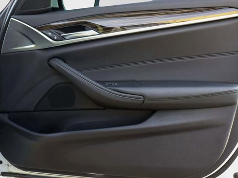 Used 2019 BMW 530e image 34