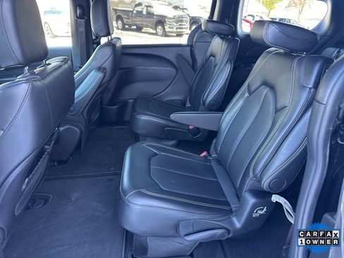 Used 2025 Chrysler Pacifica Select image 3