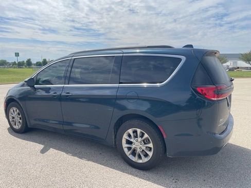 Used 2022 Chrysler Pacifica Touring-L AWD/4WD image 4
