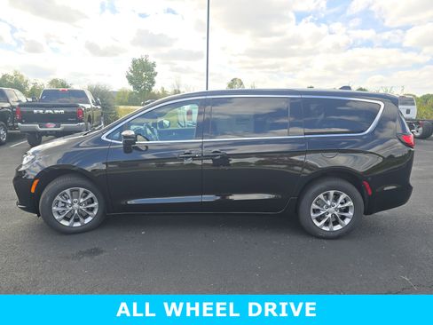 New 2026 Chrysler Pacifica Select image 10