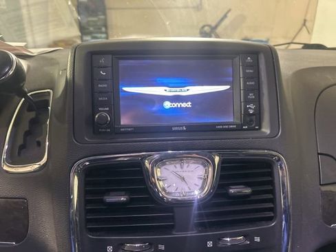 Used 2015 Chrysler Town & Country Limited Platinum image 12