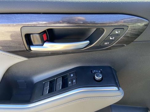 Used 2026 Toyota Highlander Limited image 15