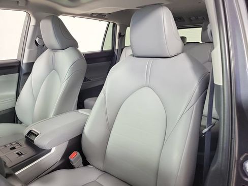 Used 2025 Toyota Highlander XLE FWD image 21