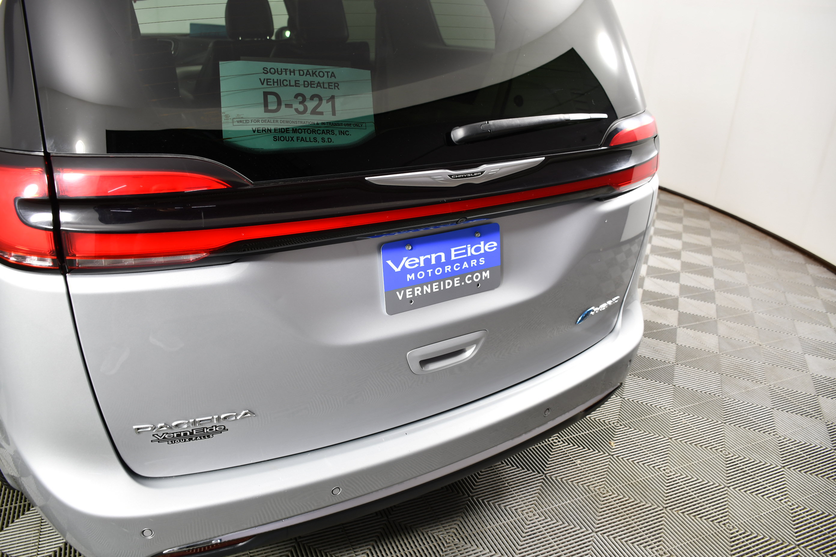 Used 2023 Chrysler Pacifica Touring-L FWD image 15
