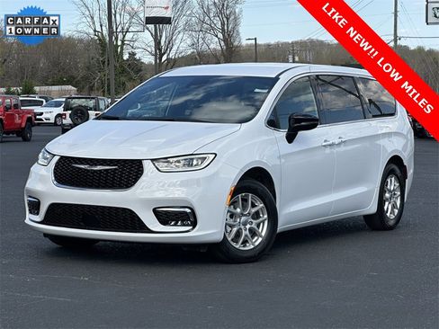 Used 2025 Chrysler Pacifica Select image 37