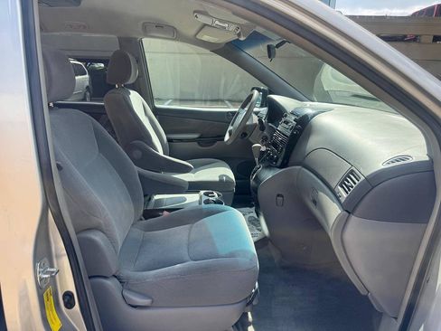 Used 2005 Toyota Sienna LE FWD image 11