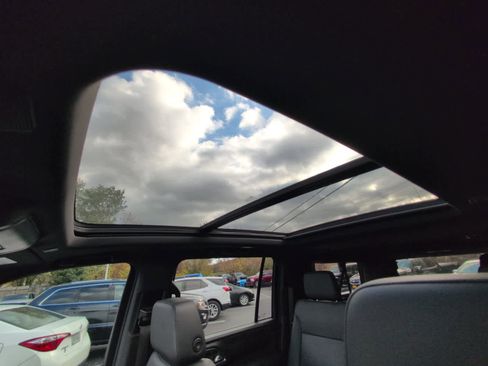 Used 2023 Chevrolet Suburban Z71 image 2