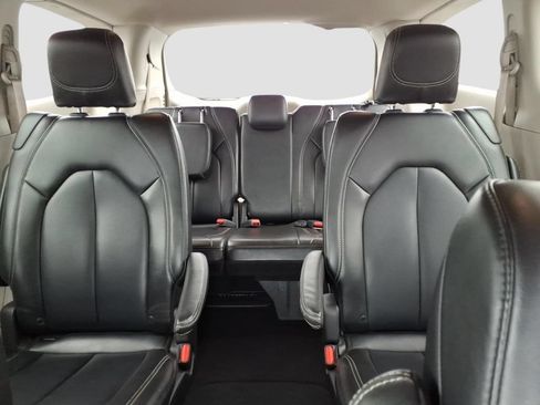 Used 2023 Chrysler Pacifica Touring-L FWD image 17