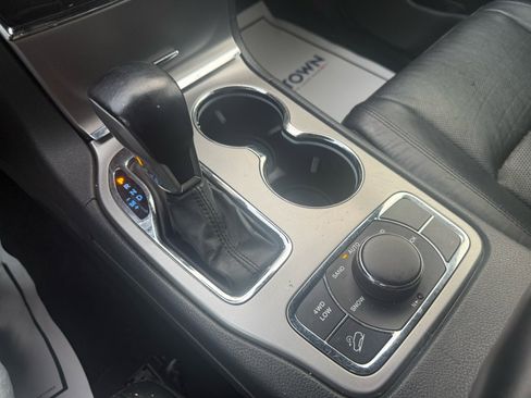 Used 2020 Jeep Grand Cherokee Limited w/ Luxury Group II image 25