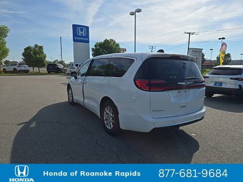 Used 2023 Chrysler Pacifica Touring-L FWD image 3