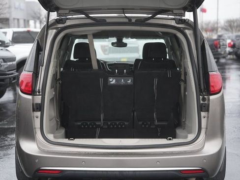 Used 2017 Chrysler Pacifica Touring-L image 32