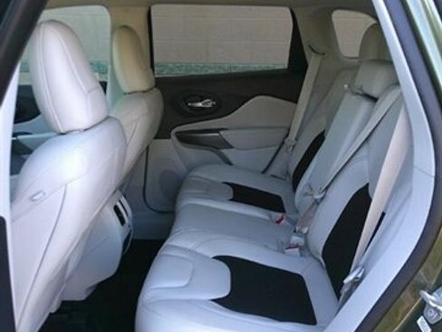 Used 2021 Jeep Cherokee Latitude Plus image 21