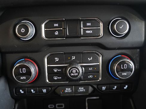 Used 2021 Chevrolet Suburban Premier RWD image 20