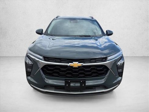 Used 2025 Chevrolet Trax LT w/ LT Convenience Package FWD image 2