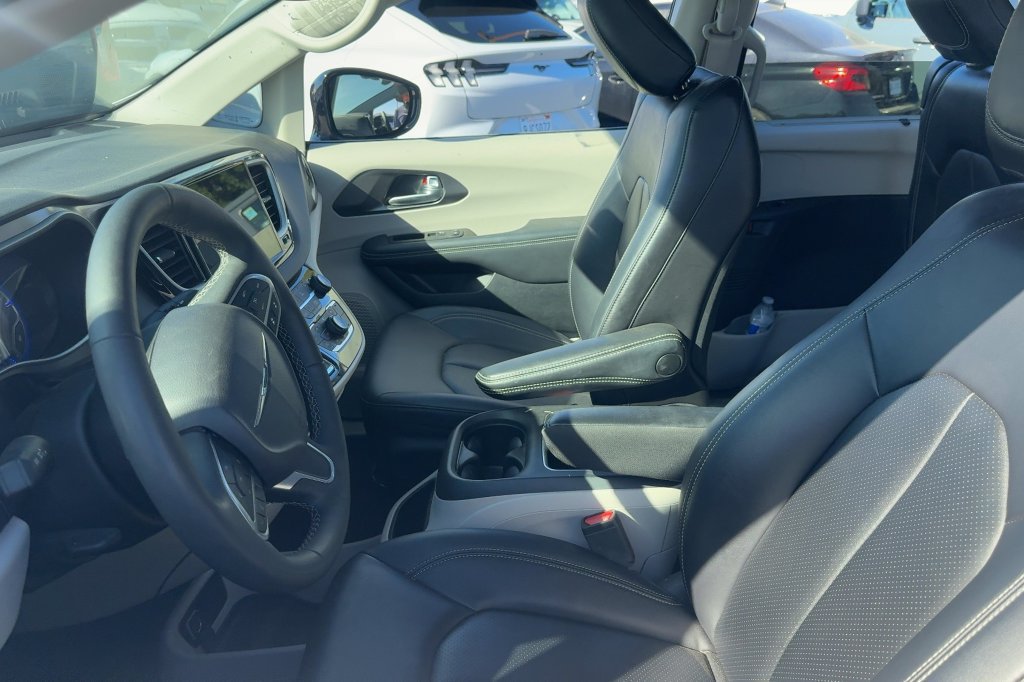 Used 2024 Chrysler Pacifica Touring-L FWD image 11
