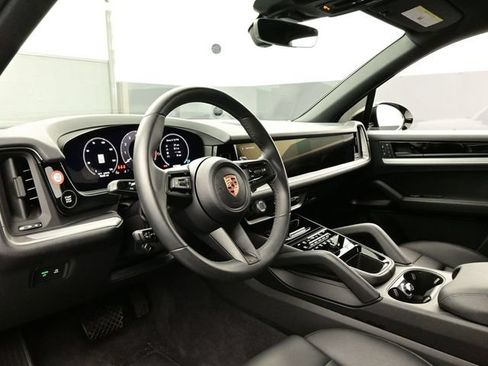Certified 2025 Porsche Cayenne AWD/4WD image 4
