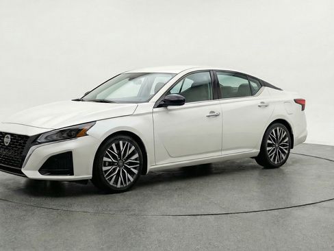 Used 2025 Nissan Altima 2.5 SV image 3