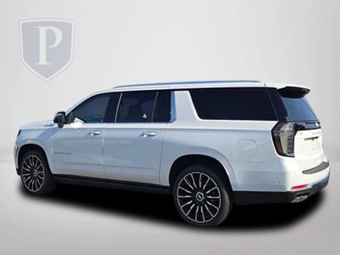 New 2026 Chevrolet Suburban High Country AWD/4WD image 9