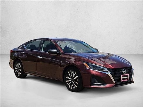Used 2024 Nissan Altima 2.5 SV FWD image 3
