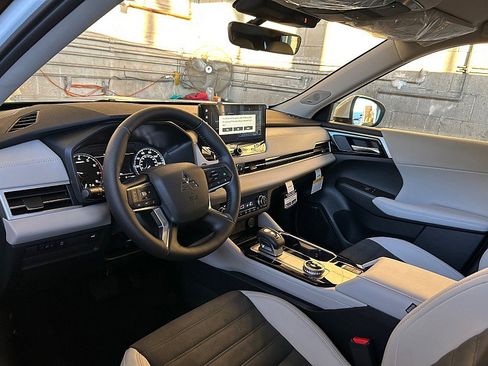 New 2026 Mitsubishi Outlander SE image 18