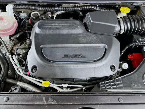 Used 2025 Chrysler Pacifica Select image 38