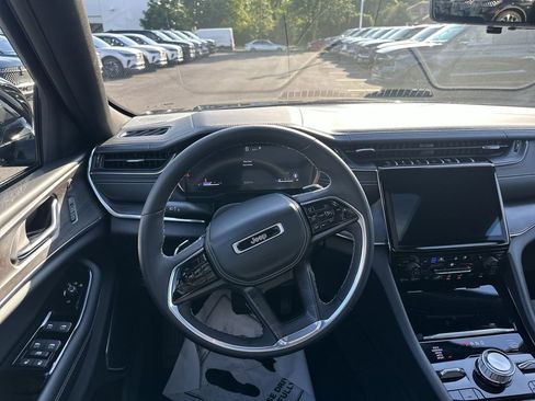 Used 2023 Jeep Grand Cherokee Overland w/ Luxury Tech Group IV AWD/4WD image 11
