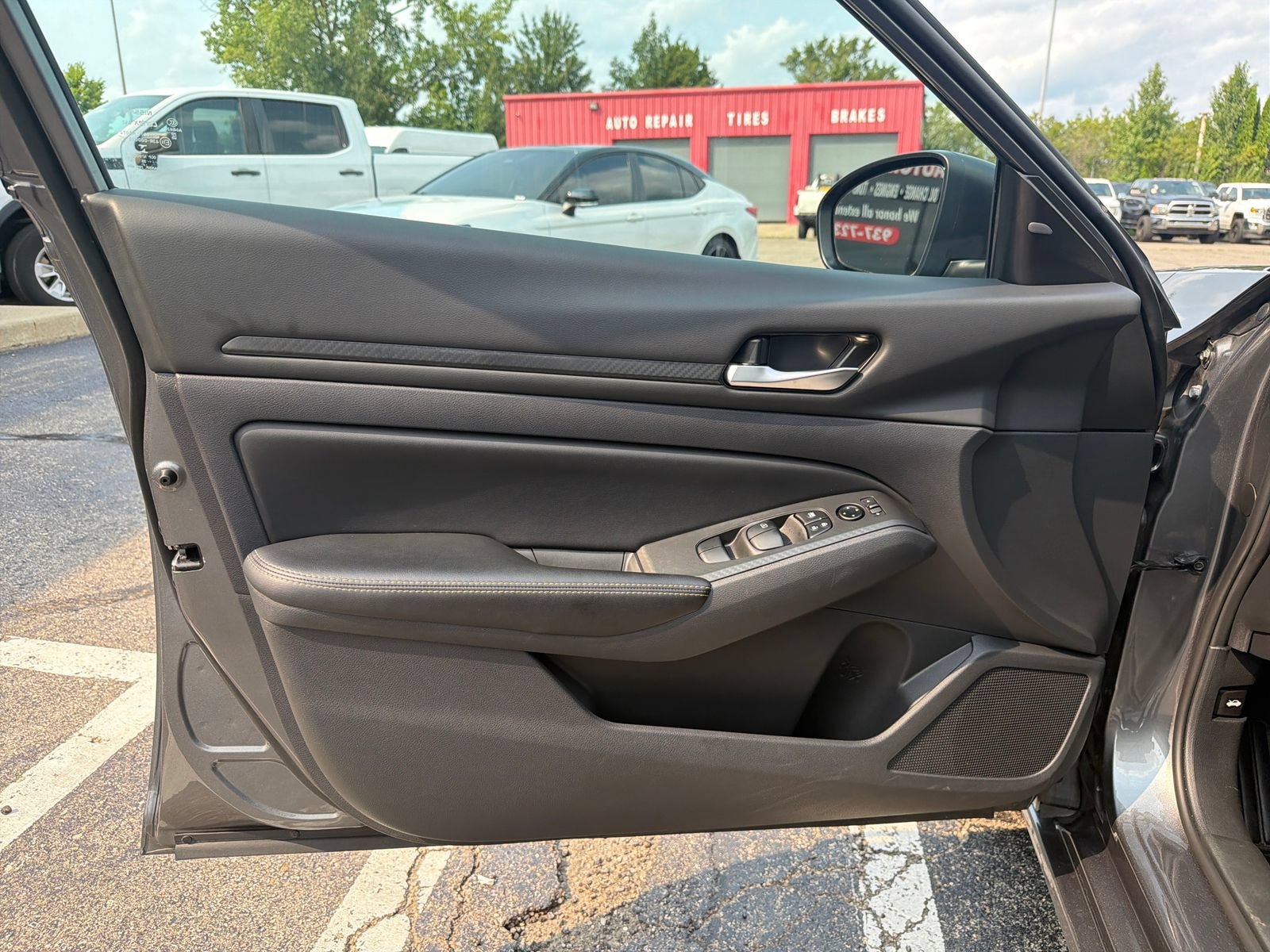 Used 2025 Nissan Altima 2.5 SV FWD image 12