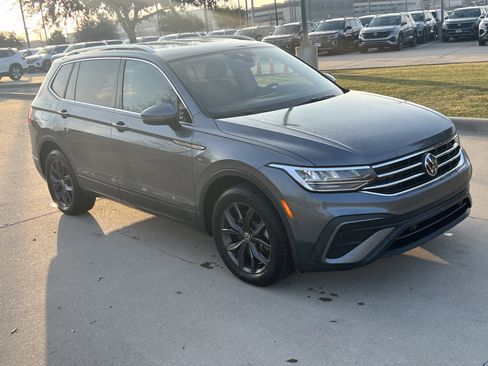 Certified 2022 Volkswagen Tiguan SE image 2